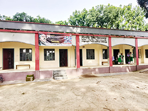 বিদ্যালয়ের মূল ও একাডেমিক ভবন।