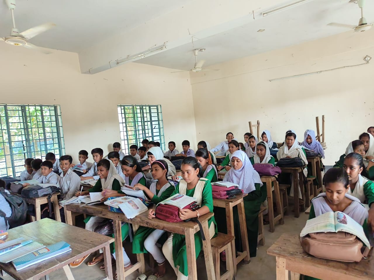 শ্রেণী কক্ষে পাঠদানের চিত্র।